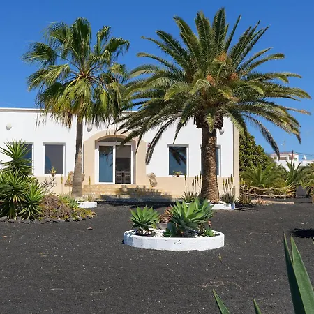 Casa Atlantico -puerto Calero Lanzarote. Piscina Villa Yaiza (Lanzarote)